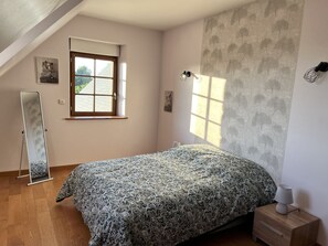 4 habitaciones, tabla de planchar con plancha y cuna de viaje