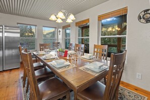 Dining - "Luxury Riverfront Cabin "Moe's Riverside Lodge" Pool Table-AC-On the River-Pet Friendly (Red River)