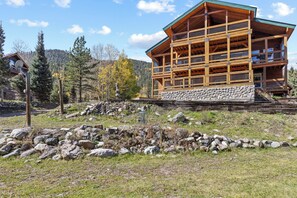 Exterior - "Luxury Riverfront Cabin "Moe's Riverside Lodge" Pool Table-AC-On the River-Pet Friendly (Red River)