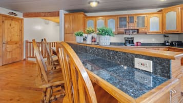 KĂŒhlschrank, Mikrowelle, Ofen, Herdplatte