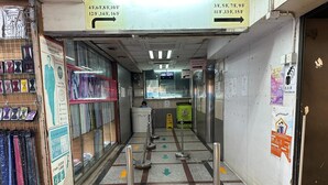 Eine U-Bahn-Station mit Hinweisschildern, einem Fahrkartenautomaten und einem Laden, der individuell gestaltete T-Shirts verkauft.