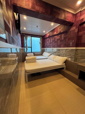 Family Quadruple Room | Free WiFi, bed sheets - 168 Youth Co Living (Kowloon)