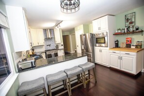 Fridge, microwave, oven, stovetop - Home with Free Tesla Charger in Christiana (Newark)