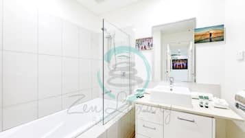 Apartamento de lujo | Baño | Bañera y ducha independientes y artículos de higiene personal gratuitos