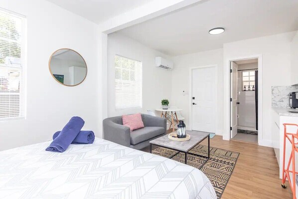 1 bedroom, iron/ironing board, WiFi, bed sheets - Modern studio with large garden and parking (Miami)