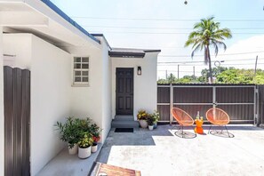Terrace/patio - Modern studio with large garden and parking (Miami)