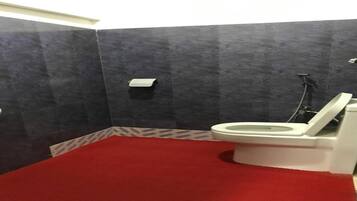 Ducha, cabezal de ducha tipo lluvia, toallas, jabón