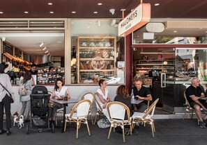 Une devanture de magasin avec une enseigne indiquant « Épicerie Maloney ».