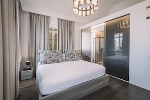 Apartamento panorâmico, 2 quartos, sacada, de frente para o mar | Cofres nos quartos, ferros/tábuas de passar roupa, Wi-Fi de cortesia