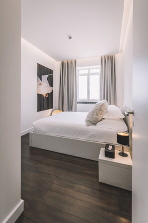 Apartamento panorâmico, 2 quartos, sacada, de frente para o mar | Cofres nos quartos, ferros/tábuas de passar roupa, Wi-Fi de cortesia