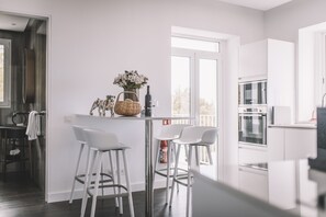 Apartamento luxo, 1 quarto, vista para o oceano | Cozinha privada | Geladeira grande, micro-ondas, fogão, lava-louças