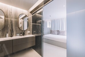 Apartamento superluxo, 2 quartos, no piso térreo | Banheiro | Chuveiro, secador de cabelo, toalhas de banho 