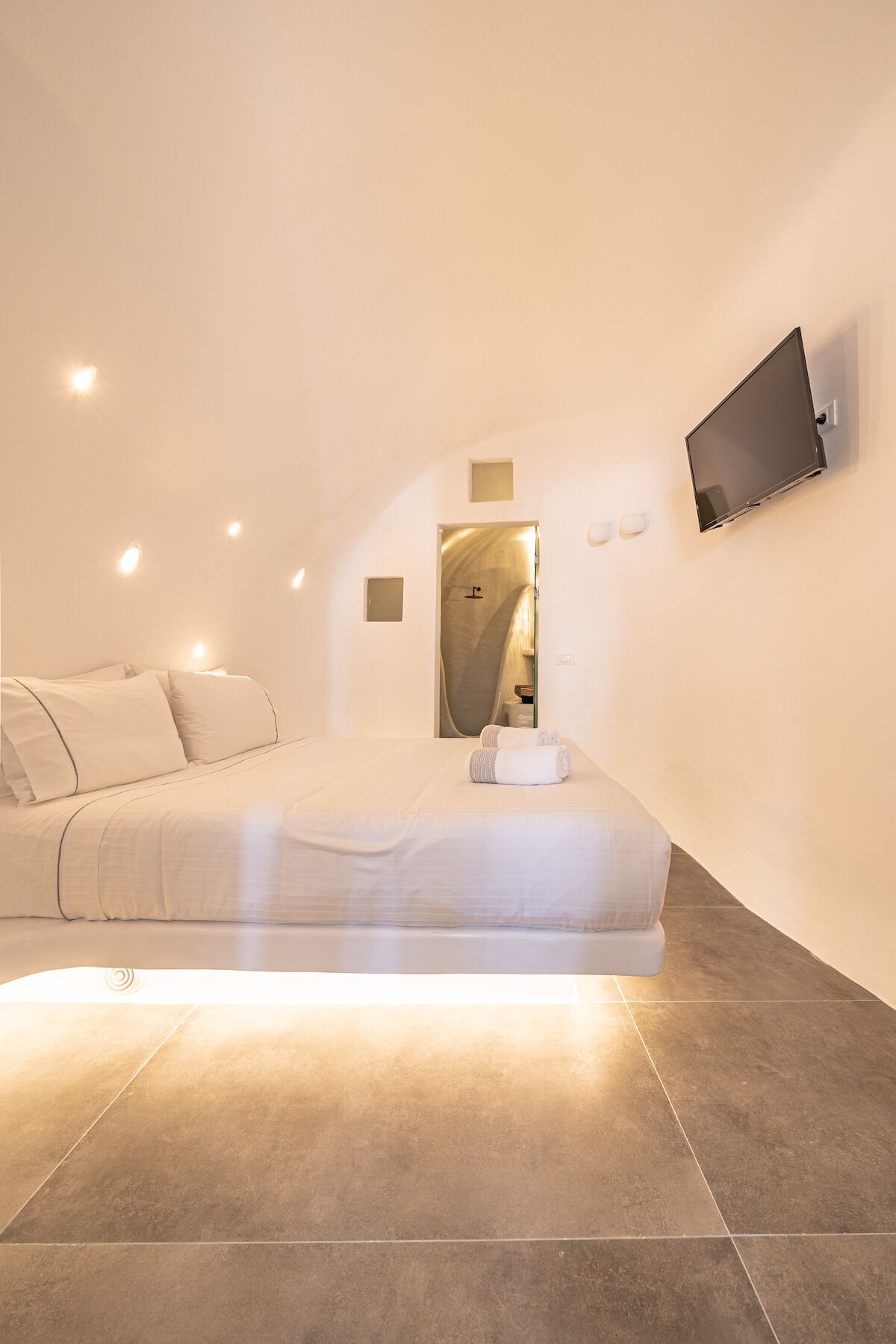 2 bedrooms, in-room safe, desk, iron/ironing board