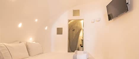 2 bedrooms, in-room safe, desk, iron/ironing board