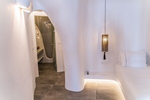 2 soveværelser, pengeskab på værelset, skrivebord, strygejern/strygebræt