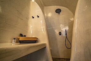 Shower, hair dryer, bidet, towels - Luxury 2BR/2BA Villa with Private Heated Pool – 3' Walk From City Center! (Thera)