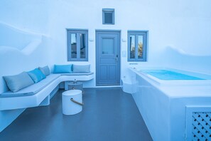 Utendørsbasseng og et oppvarmet basseng