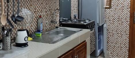 冷蔵庫、電子レンジ、オーブン、電気ポット