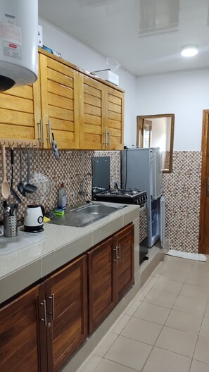 Kühlschrank, Mikrowelle, Ofen, Wasserkocher