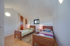 2 bedrooms, iron/ironing board, free WiFi, bed sheets