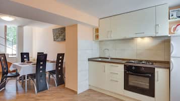 Familienhaus, 2 Schlafzimmer (Holiday Home Ema) | Eigene Küche | Kühlschrank, Mikrowelle, Ofen, Herdplatte