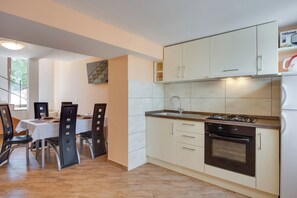 Familienhaus, 2 Schlafzimmer (Holiday Home Ema) | Eigene Küche | Kühlschrank, Mikrowelle, Ofen, Herdplatte