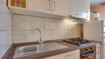 Familienhaus, 2 Schlafzimmer (Holiday Home Ema) | Eigene Küche | Kühlschrank, Mikrowelle, Ofen, Herdplatte