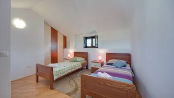 Familienhaus, 2 Schlafzimmer (Holiday Home Ema) | 2 Schlafzimmer, Bügeleisen/Bügelbrett, kostenloses WLAN, Bettwäsche