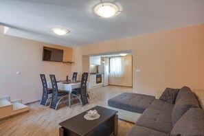 Familiehus, flere soverom (Holiday Home Ema) | Oppholdsområde | En 21-tommers Flatskjerm-TV med Parabol-TV samt TV