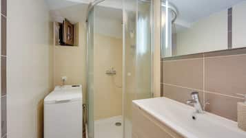 Familienhaus, Mehrere Schlafzimmer (Holiday Home Ema) | Badezimmer | Duschwanne, Handtücher, Seife, Shampoo