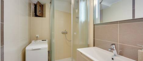 Family House, Multiple Bedrooms (Holiday Home Ema) | Bathroom