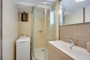 Casa familiar, varias habitaciones (Holiday Home Ema) | Baño | Tina con regadera, toallas, jabón, shampoo 