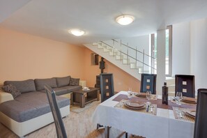 Family House, 2 Bedrooms (Holiday Home Ema) | Dining room