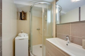 Maison familiale, plusieurs chambres (Holiday Home Ema) | Salle de bain | Ensemble baignoire-douche, serviettes fournies, savon, shampooing