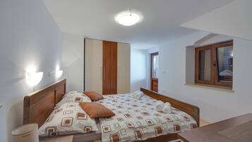 Familiehus, flere soverom (Holiday Home Ema) | 2 soverom, strykejern/-brett, wi-fi (inkludert) og sengetøy