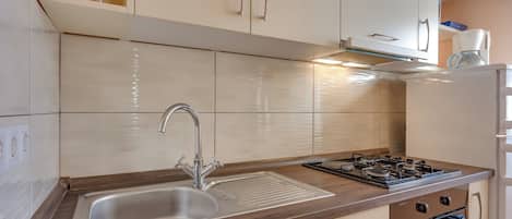 Family House, Multiple Bedrooms (Holiday Home Ema) | Private kitchen