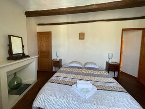 5 Schlafzimmer, Schreibtisch, Bügeleisen/Bügelbrett, Reisekinderbett