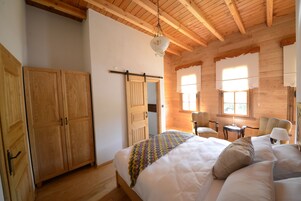 Decoración personalizada, muebles diferentes, escritorio y wifi gratis