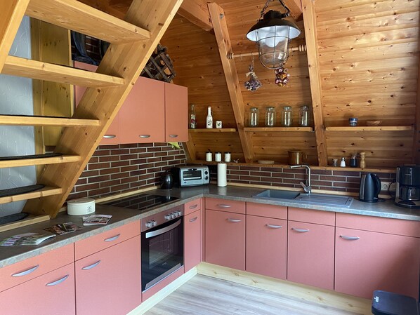 Fridge, oven, stovetop, dishwasher