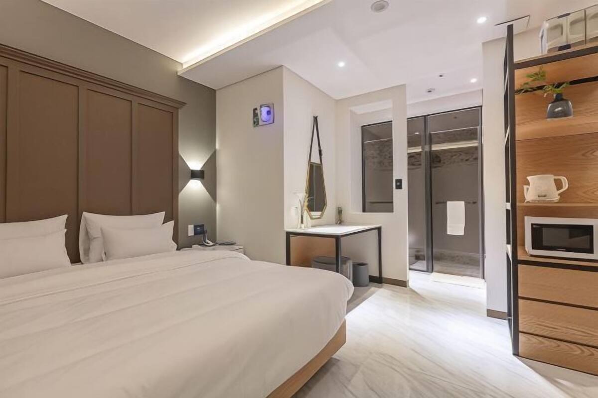 Premium bedding, down comforters, in-room safe, desk