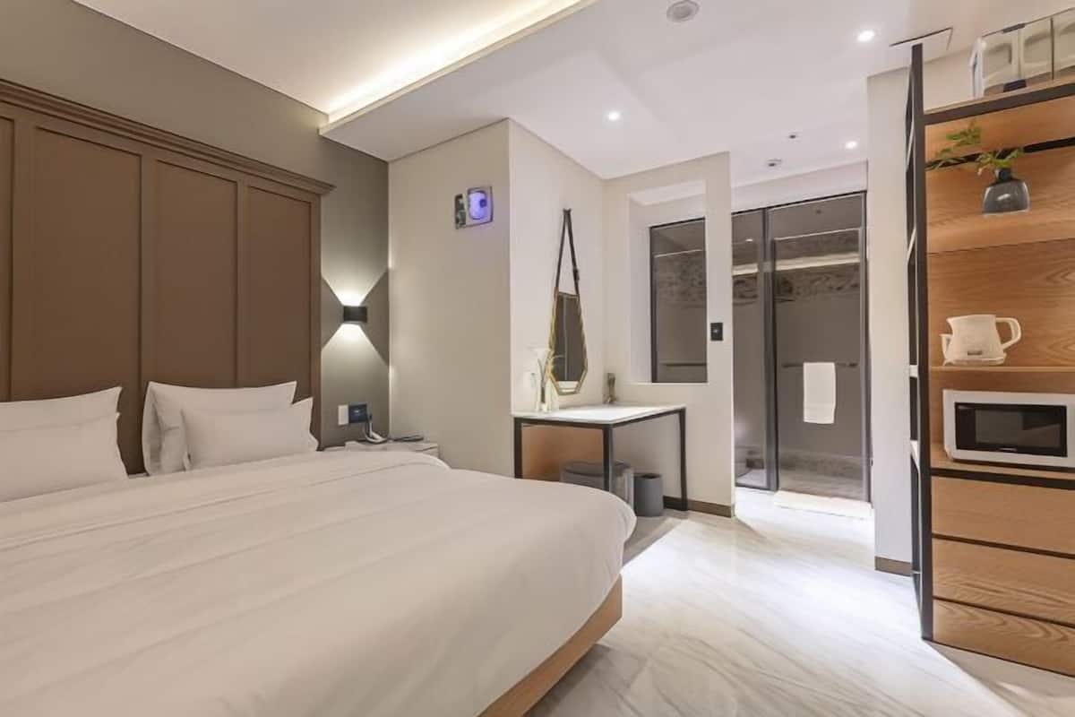 Luxe beddengoed, donzen dekbedden, een kluis op de kamer