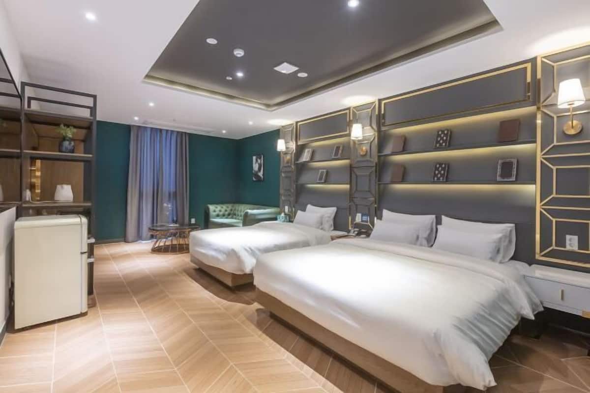 Premium bedding, down comforters, in-room safe, desk