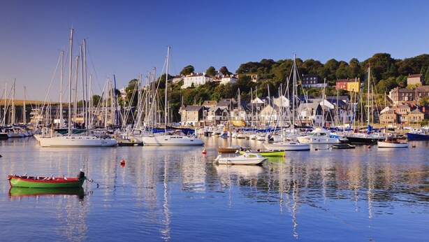 A marina with various boats docked, surrounded by buildings and trees. - Old Bank House Kinsale (Kinsale)