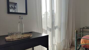 Eenvoudige kamer, 1 twee- of 2 eenpersoonsbedden, 1 kingsize bed, gedeelde badkamer | Hypoallergeen beddengoed, Select Comfort-bedden, beddengoed