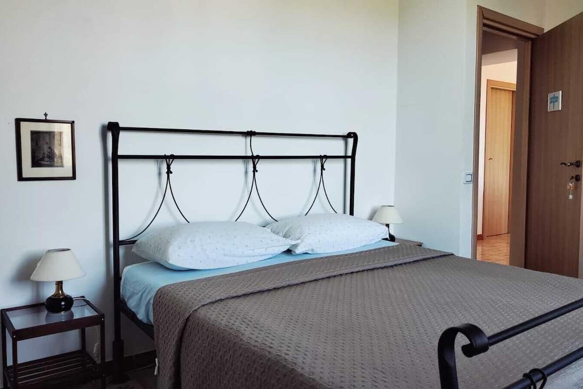 Habitación básica con 1 cama matrimonial o 2 individuales, vista a la montaña | Ropa de cama hipoalergénica, camas Select Comfort y ropa de cama