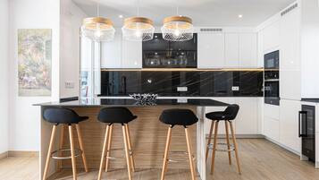 Frigorífico, microondas, horno y placa de cocina