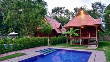 Free minibar items, in-room safe, individually decorated, desk