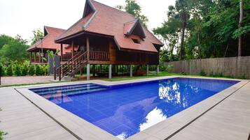 Free minibar items, in-room safe, individually decorated, desk