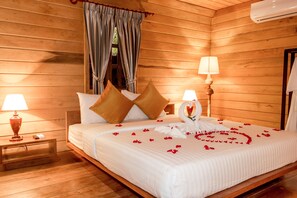 Honeymoon bungalow, 1 slaapkamer, privézwembad | Een minibar met enkele gratis items, een kluis op de kamer