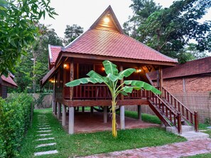 Een minibar met enkele gratis items, een kluis op de kamer